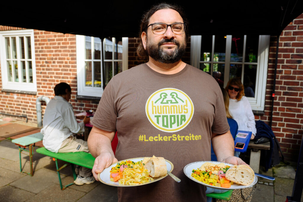 Hummus macht’s möglich: Polizei und Aktivist:innen an einem Tisch